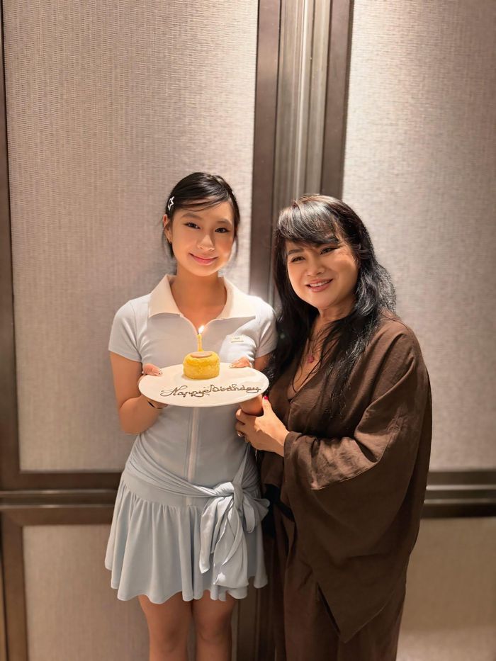 Cherry vui vẻ chụp hình bên bà ngoại. Mẹ của Minh Hà - bà Như Ý sinh năm 1958, là giáo viên đã nghỉ hưu.