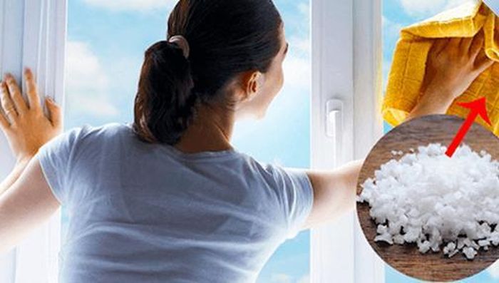 Bạn có thể làm sạch kính bằng muối đối với những loại cửa kính bị nước mưa bắn vào trong thời gian dài gây nên các vết ố cứng đầu, muối có thể xóa bỏ trong giây lát.