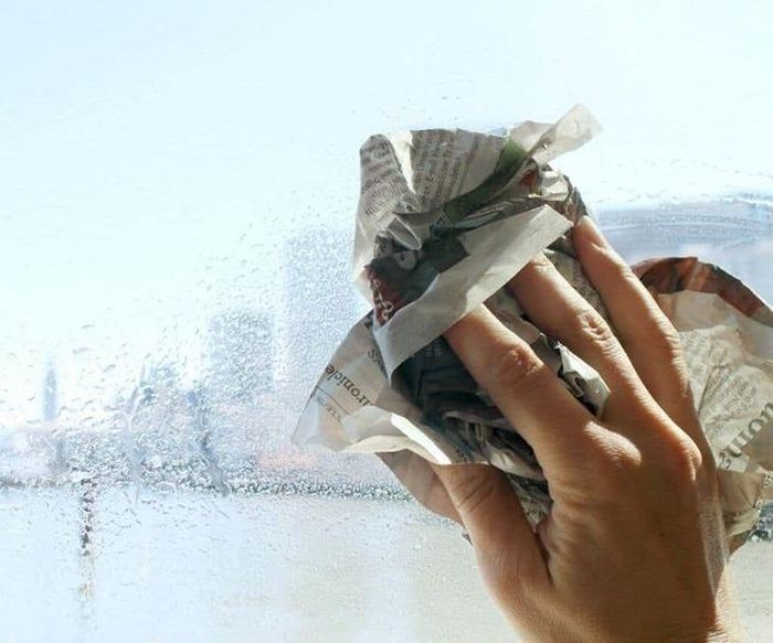 Bạn nên sử dụng giấy báo hay khăn giấy khô để thay thế cho khăn vải thông thường vì giấy báo, khăn giấy khô có khả năng thấm nước tốt nên sử dụng để lau kính.