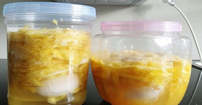 Trứng gà ngâm dứa tốt cho người đau nhức xương khớp, người gầy yếu sau ốm dậy.