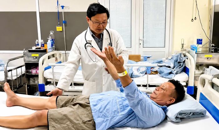 PGS.TS Nguyễn Đình Toàn thăm khám cho người bệnh đột quỵ sau can thiệp.