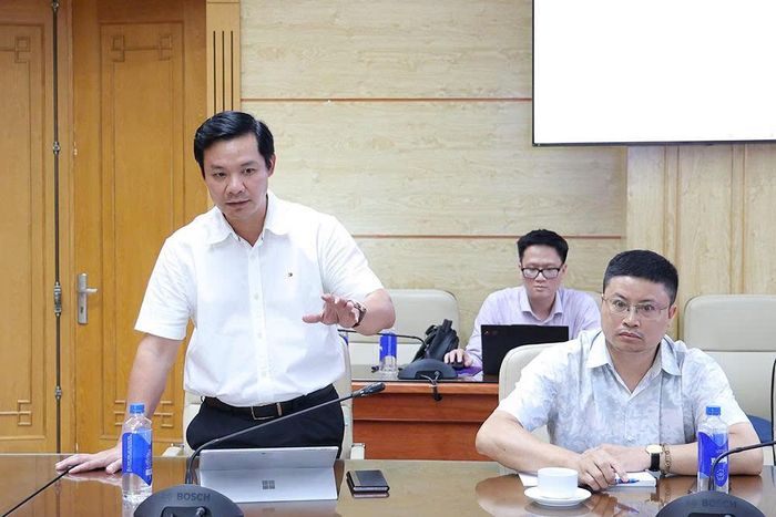 Lãnh đạo Trung tâm Thông tin Y tế Quốc gia báo cáo làm rõ thêm nội dung đại biểu quan tâm.