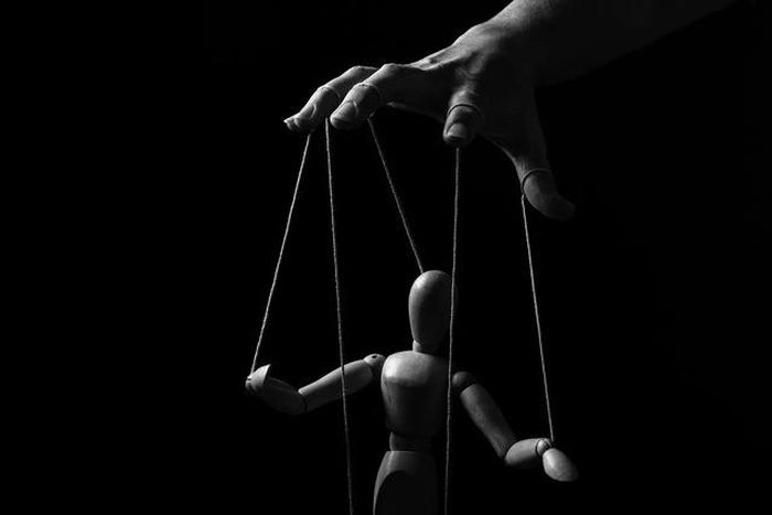 Thay vì dùng sự thấu hiểu để nâng đỡ hay giúp đỡ, người thuộc nhóm Dark Empath lại biến nó thành công cụ sắc bén để thao túng tâm lý. Ảnh minh họa: Getty Images
