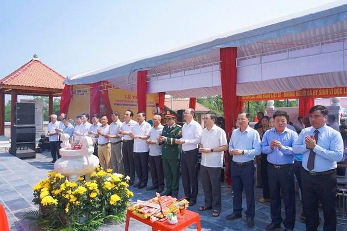 ...và dâng hương tưởng nhớ các chiến sĩ đã anh dũng hy sinh.
