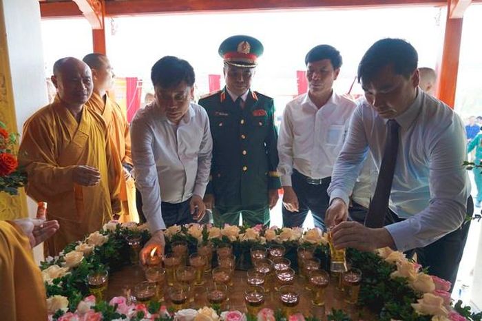 Cán bộ và nhân dân xã Cổ Đạm tỏ lòng thành kính tri ân...
