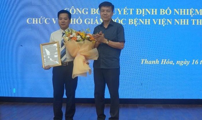 Tiến sĩ Đỗ Thái Hòa, Phó Giám đốc Sở Y tế Thanh Hóa trao quyết định bổ nhiệm cho ông Nguyễn Hữu Thành.