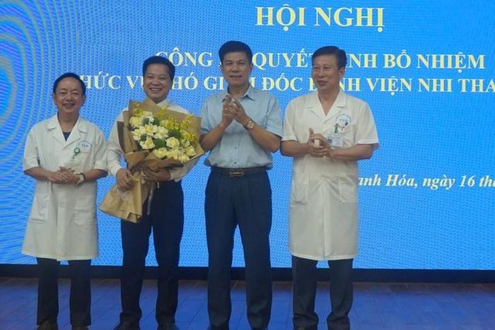 Lãnh đạo Bệnh viện Nhi Thanh Hóa chúc mừng tân Phó Giám đốc bệnh viện.