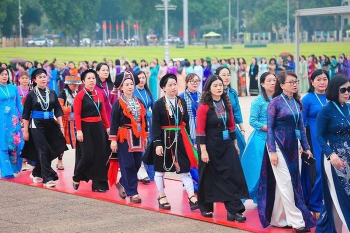 Đoàn đại biểu dự Đại hội đại biểu Phụ nữ toàn quốc lần thứ XIV vào Lăng viếng Chủ tịch Hồ Chí Minh.
