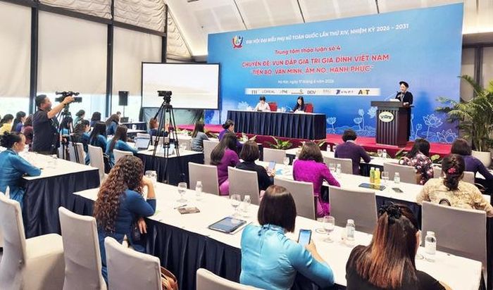 Đại hội thảo luận tại Trung tâm sáng 17/6.