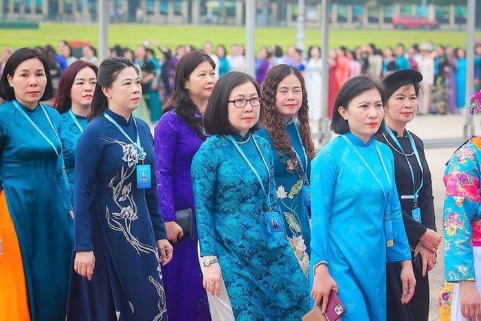 Đoàn đại biểu dự Đại hội đại biểu Phụ nữ toàn quốc lần thứ XIV vào Lăng viếng Chủ tịch Hồ Chí Minh.