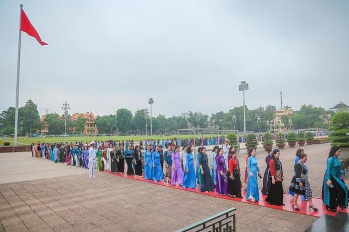 Đoàn đại biểu dự Đại hội đại biểu Phụ nữ toàn quốc lần thứ XIV tưởng nhớ Chủ tịch Hồ Chí Minh.