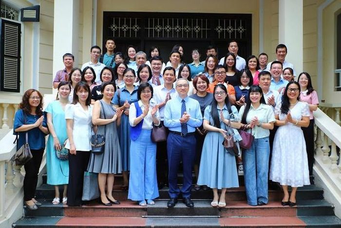 Thứ trưởng Phan Tâm chụp ảnh lưu niệm cùng các nhà báo, phóng viên, biên tập viên cơ quan báo chí Trung ương và Hà Nội.