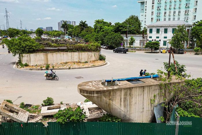 Các kết cấu cũ trên dải phân cách giữa tuyến đường.