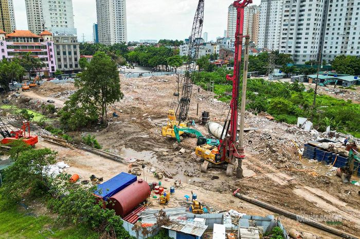 Máy móc được huy động trở lại, phục vụ thi công sau khi mặt bằng được bàn giao.