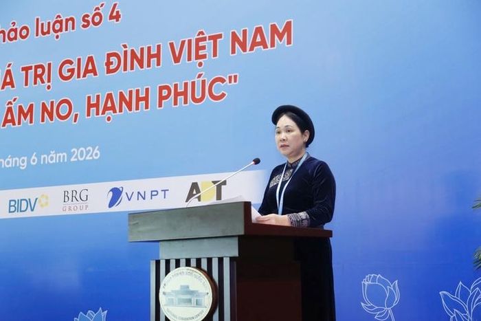 Bà Nông Thị Hà, Thứ trưởng Bộ Dân tộc và Tôn giáo tham luận.