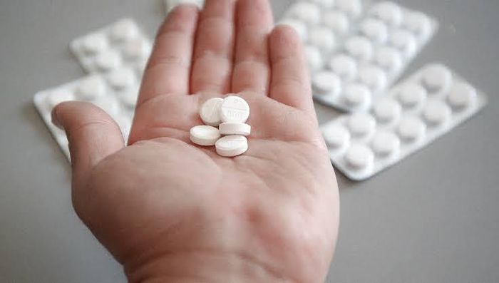 Nếu bạn đang dùng thuốc giảm đau mỗi ngày, cần tham khảo ngay ý kiến bác sĩ hoặc dược sĩ về tình trạng của mình.
