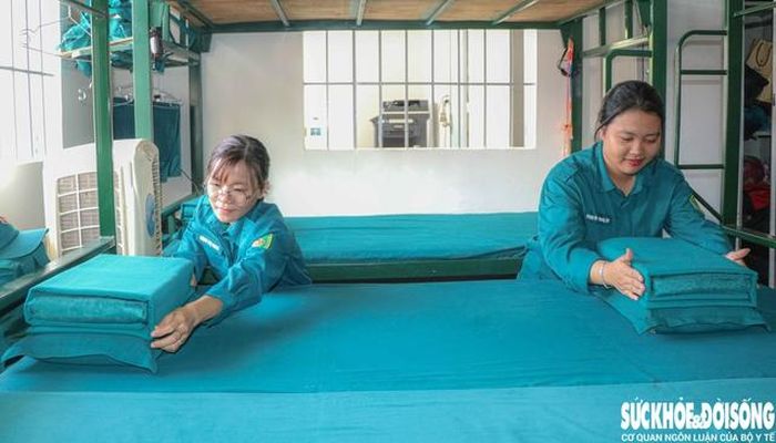 Nội vụ vệ sinh trong phòng ở của nữ dân quân thường trực phường Ba Ngòi luôn ngăn nắp, gọn gàng. Ảnh: Duy Ngọc.