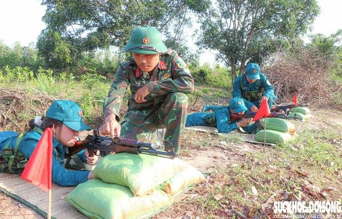 Nữ dân quân phường Ba Ngòi trong một buổi huấn luyện. Ảnh: Duy Ngọc.