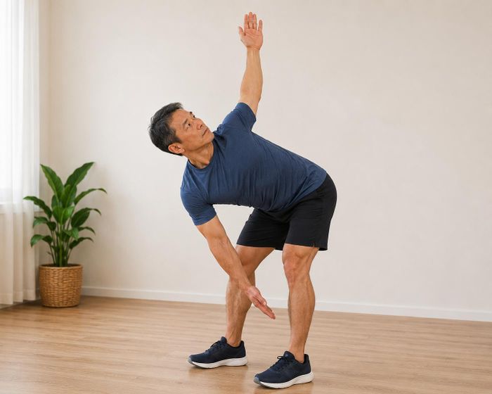 Bài tập gập người kết hợp xoay thân tăng cường cơ lưng, cơ bụng sâu và khả năng kiểm soát cột sống trong nhiều mặt phẳng vận động khác nhau.