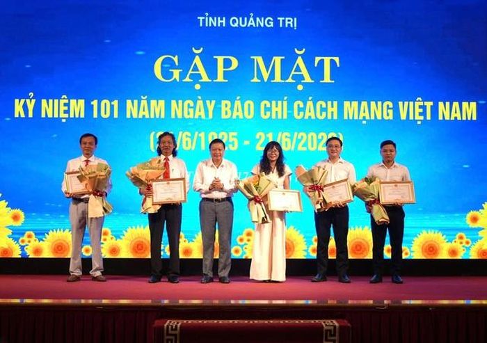 Chủ tịch UBND tỉnh Quảng Trị Lê Hồng Vinh tặng Bằng khen cho các tập thể, cá nhân đã có thành tích trong công tác tuyên truyền về tỉnh Quảng Trị.