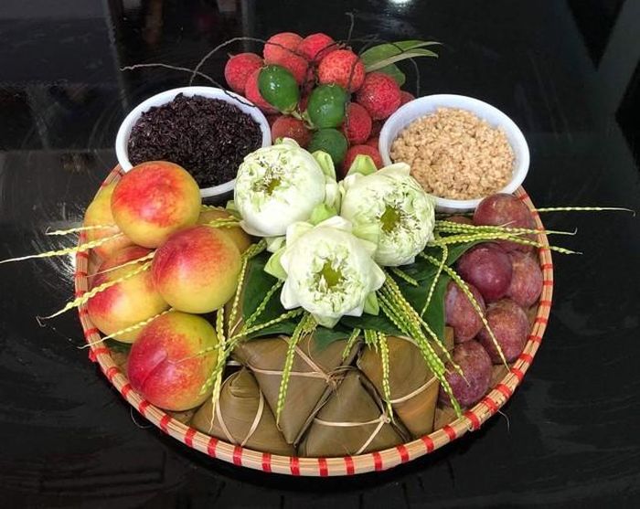 Các gia đình trẻ có xu hướng chuẩn bị mâm cúng Tết Đoan Ngọ gọn nhẹ nhưng vẫn đầy đủ những lễ vật quen thuộc. Ảnh: Nguyễn Hương.