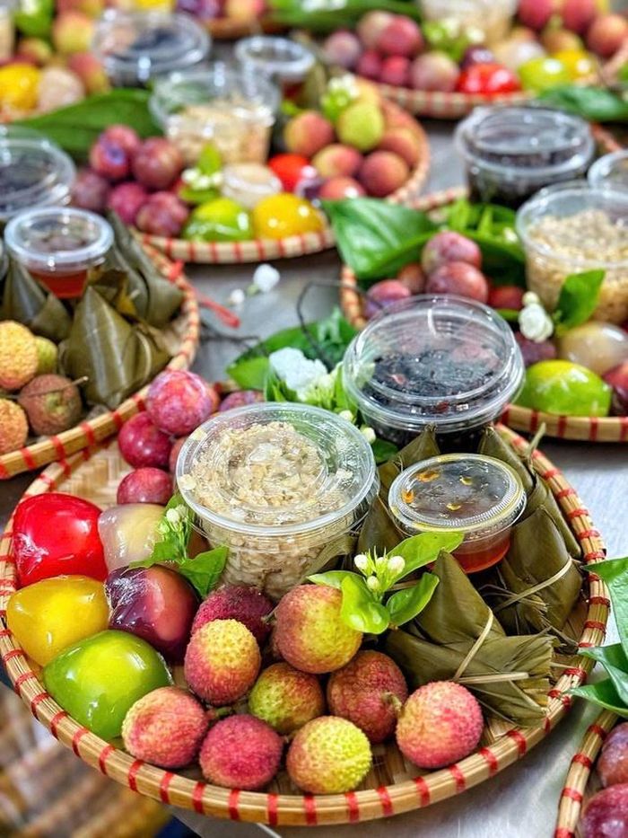 Thị trường đồ lễ Tết Đoan Ngọ sôi động trước ngày mùng 5 tháng 5 âm lịch khi nhiều người tìm mua các set cúng tiện lợi, vừa đủ lễ. Ảnh: Đan Tâm.