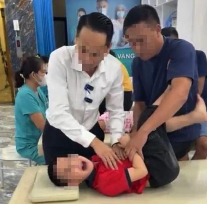 Quá trình can thiệp, nhiều trẻ la hét, gồng người, giãy giụa (ảnh chụp màn hình).