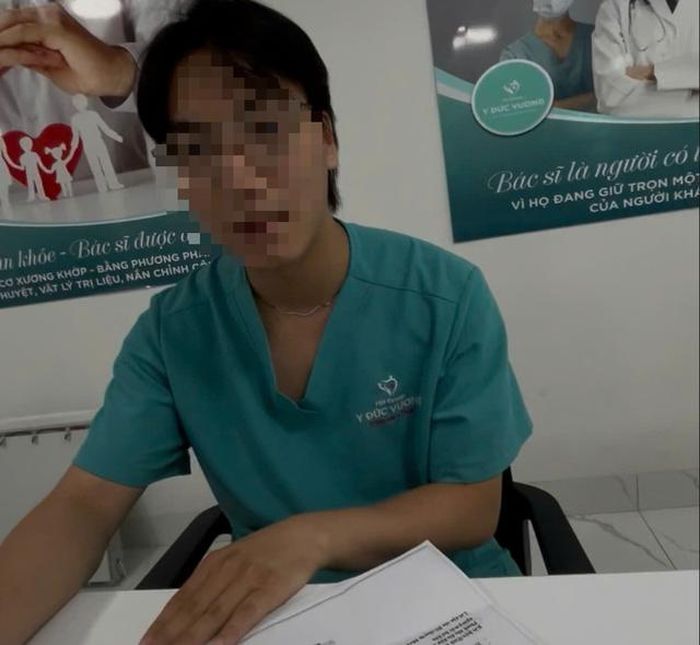 Nam nhân viên cơ sở Y Đức Vương tư vấn cho phóng viên. Ảnh: PV