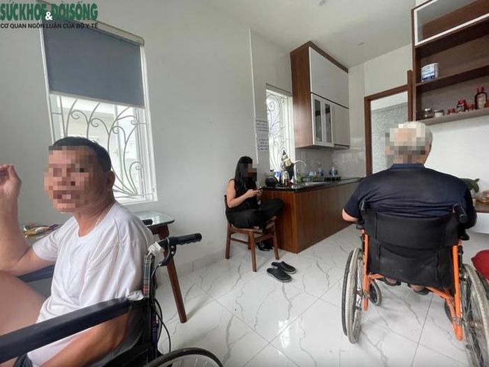 Người bệnh tai biến cùng người nhà lưu trú dài ngày để được hỗ trợ điều trị tại cơ sở Y Đức Vương. Ảnh: PV