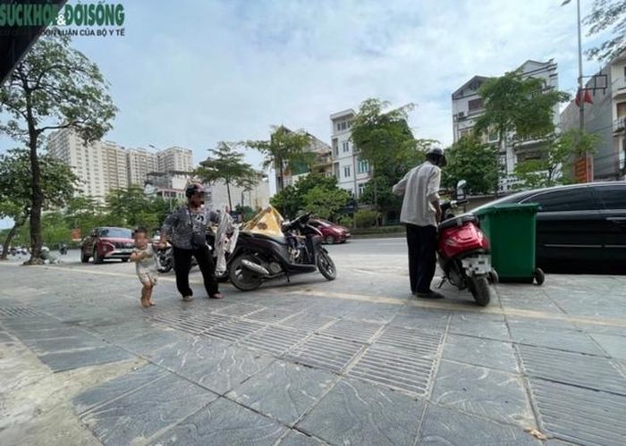 Hình ảnh người nhà đưa cháu nhỏ đến cơ sở Y Đức Vương (mặt đường 32) để được hỗ trợ điều trị. Ảnh: PV