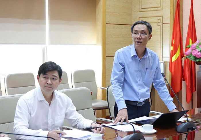 Đại diện lãnh đạo Cục Quản lý Y Dược cổ truyền phát biểu làm rõ về dự thảo Thông tư tại cuộc họp.