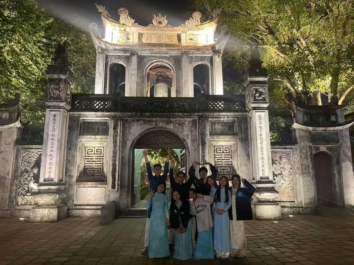 Nhóm sinh viên khoa Du lịch trường ĐH Mở Hà Nội có một kỳ thực tập, tham gia vận hành tour đêm Văn Miếu - Quốc Tử Giám.