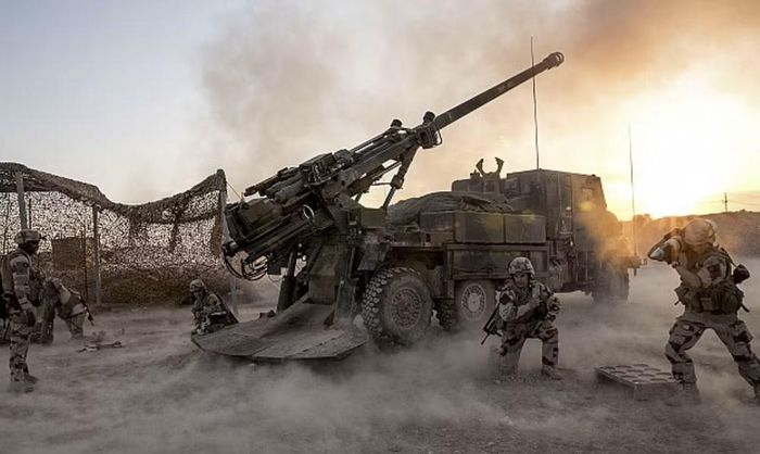 Phiên bản CAESAR 6x6 được trang bị pháo 155 mm với nòng dài 52 calibre, mang theo 18 viên đạn trên xe và thường được vận hành bởi kíp chiến đấu 5 người. Tốc độ bắn đạt 6 phát mỗi phút.
