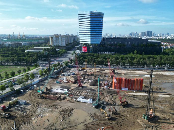 Các nhà thầu đang huy động nhiều thiết bị cơ giới chuyên dụng để thực hiện các hạng mục xử lý nền đất, thi công móng và xây dựng hạ tầng kỹ thuật.