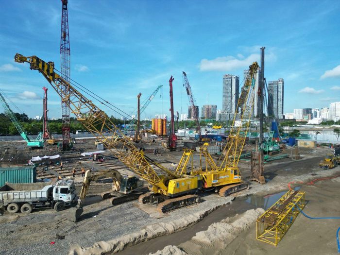 Tại khu vực thi công, nhiều máy khoan cọc nhồi, cần cẩu, xe cơ giới cùng các thiết bị phục vụ xây dựng đã được tập kết.