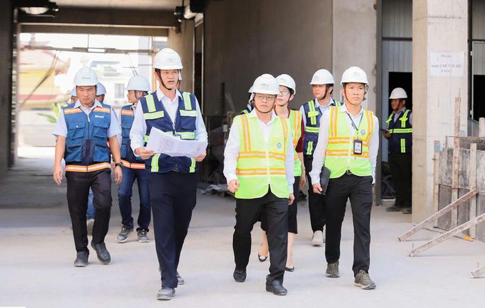 Ông Cao Trần Duy Nam cùng đơn vị nhà thầu kiểm tra thực tế tại dự án Victoria Village (P. Cát Lái – TP.HCM)