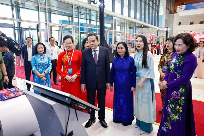 Ủy viên Bộ Chính trị, Chủ tịch Quốc hội Trần Thanh Mẫn; bà Bùi Thị Minh Hoài, Ủy viên Bộ Chính trị, Bí thư Trung ương Đảng, Chủ tịch Ủy ban Trung ương MTTQ Việt Nam; bà Lê Thị Thủy, Ủy viên Trung ương Đảng, Phó Chủ tịch Ủy ban Trung ương MTTQ Việt Nam, Chủ tịch Hội LHPN Việt Nam cùng các đại biểu tham quan không gian trưng bày tại Đại hội. Ảnh: Quang Vinh