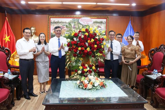 Phó Chủ tịch Trần Thắng tặng hoa chúc mừng Đài Tiếng nói Việt Nam.