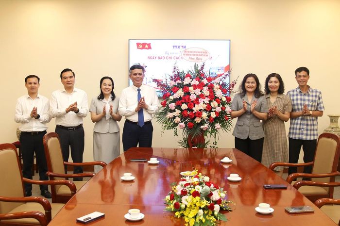 Phó Chủ tịch Trần Thắng tặng hoa chúc mừng Thông tấn xã Việt Nam.