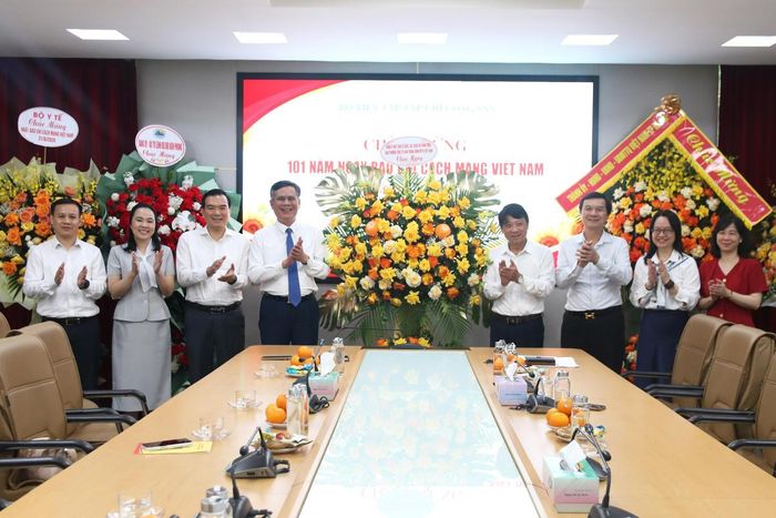 Phó Chủ tịch Trần Thắng tặng hoa chúc mừng Tạp chí Cộng sản.