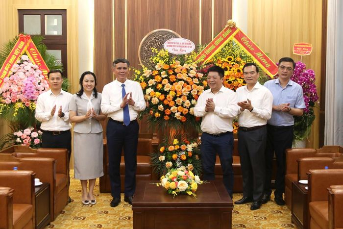 Phó Chủ tịch Trần Thắng tặng hoa chúc mừng Báo Nhân dân.