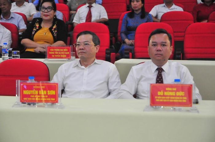 Lãnh đạo HĐND tỉnh, UBND tỉnh Tuyên Quang tham dự lễ trao giải.