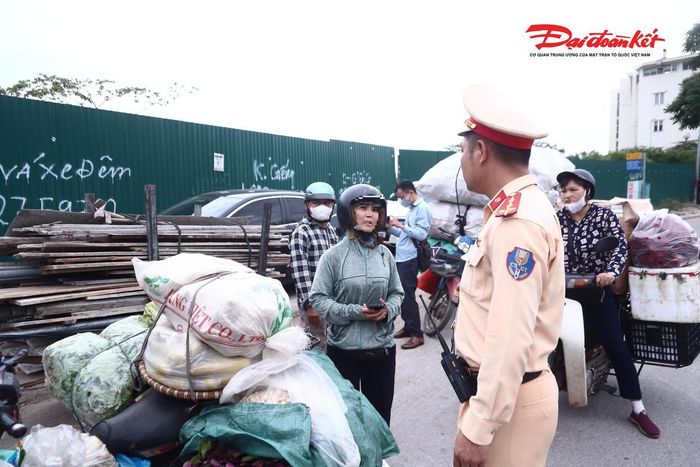 Đội CSGT đường bộ số 6 cho biết, thời gian tới đơn vị sẽ tiếp tục phối hợp với công an địa phương tăng cường tuần tra, kiểm soát, kiên quyết xử lý xe tự chế, xe cũ nát và các hành vi chở hàng cồng kềnh nhằm bảo đảm trật tự, an toàn giao thông trên tuyến Đại lộ Thăng Long và các khu vực lân cận.