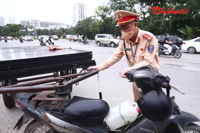 Theo ghi nhận của PV Báo Đại đoàn kết, nhiều xe gắn máy tự chế, xe kéo và xe ba gác chở hàng hóa cồng kềnh bị phát hiện lưu thông trên tuyến. Không ít phương tiện đã xuống cấp nghiêm trọng, phần thân vỏ hoen gỉ, biển số cong vênh, nhiều chi tiết được hàn nối, cải tạo trái phép.