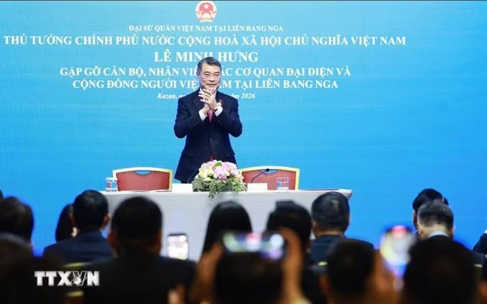Thủ tướng Lê Minh Hưng gặp cán bộ, nhân viên các cơ quan đại diện và cộng đồng người Việt Nam tại Liên bang Nga. Ảnh: TTXVN.