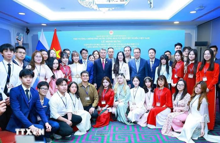 Thủ tướng Lê Minh Hưng với du học sinh và cộng đồng người Việt Nam tại Liên bang Nga. Ảnh: TTXVN.