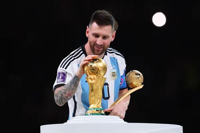  ... còn Messi ôm cúp vàng lịch sử. ẢNH: MIRROR/GETTY 