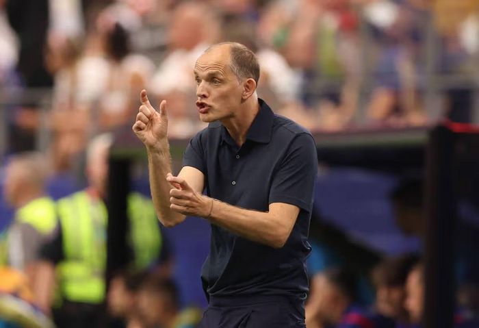 HLV Thomas Tuchel đã "sấy tóc" tuyển Anh trong giờ nghỉ giữa hai hiệp. ẢNH: MIRROR/GETTY