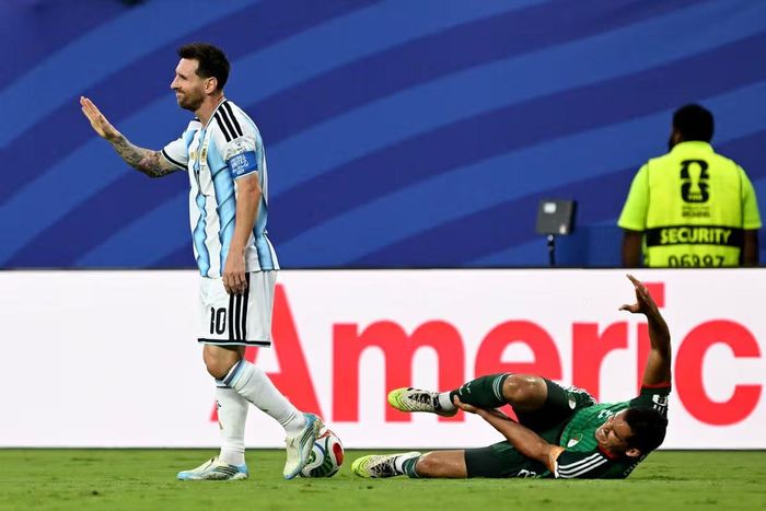Messi ra dấu xin lỗi sau pha phạm lỗi. ẢNH: AFP