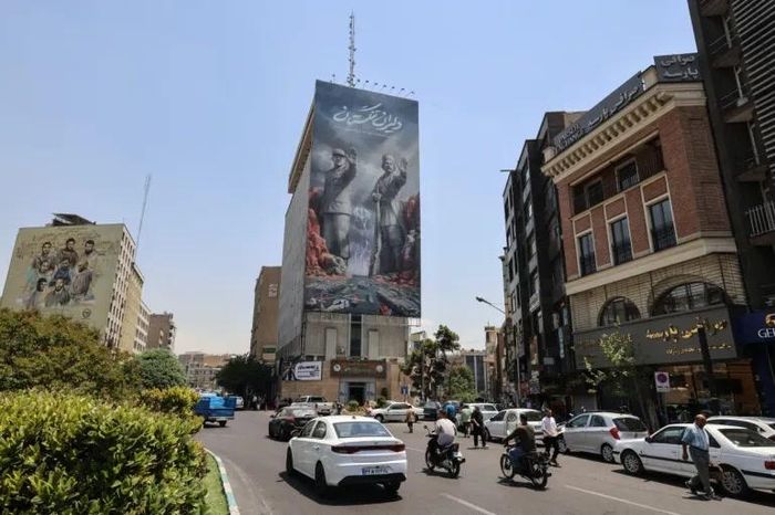 Một tấm biểu ngữ lớn thể hiện việc đóng cửa eo biển Hormuz ở Tehran (Iran). Ảnh: AFP